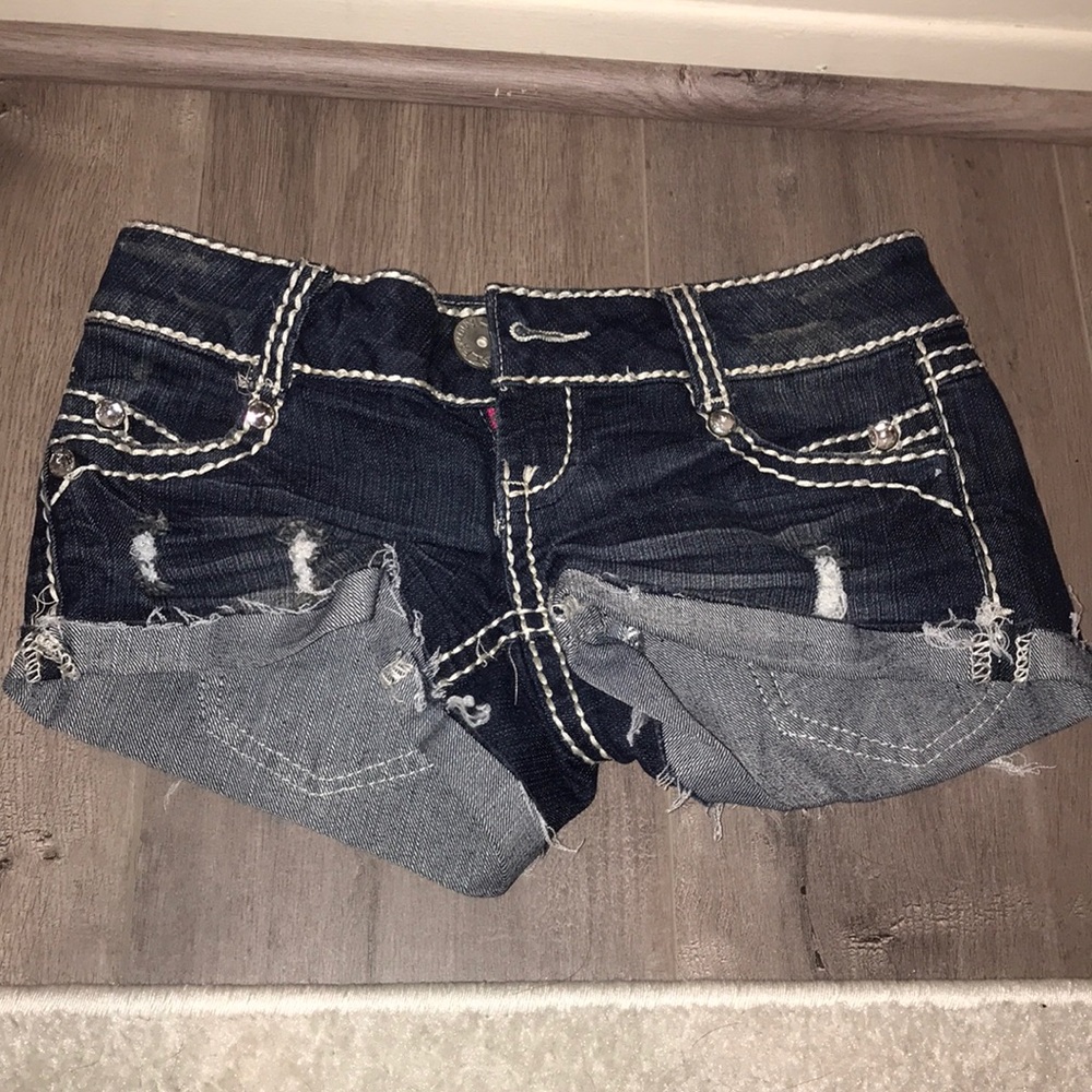 Short shorts - Picture 3 of 3